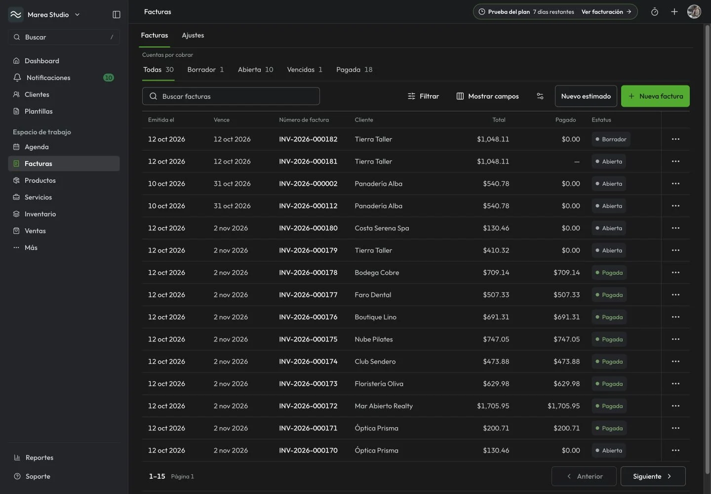 Registro de facturas de Mantuno con estados, nombres de clientes, balances y acciones de facturación en el espacio en español.
